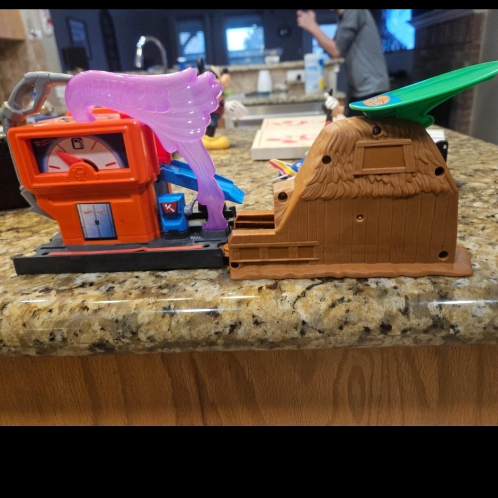 Hot Wheels City Bundle: Fuel And Beach Hut